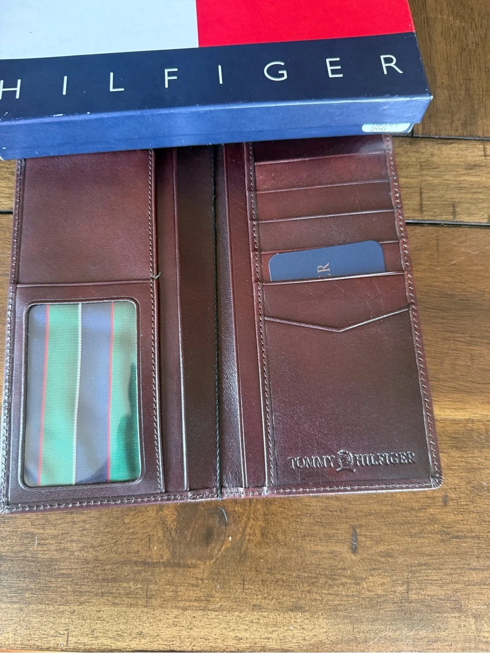 NIB Tommy Hilfiger Men’s Brown Leather Bifold Wallet HW244-200